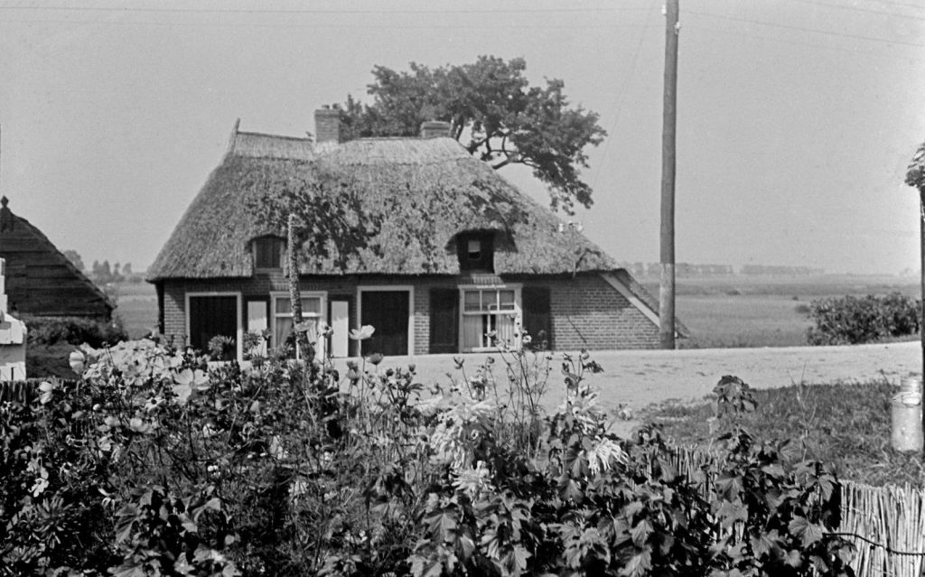 Dorpsweg genomen tussen 1947 en 1951 door Siebe Jan Bouma.

