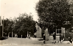 Dorpsweg in 1935. Rechts de bakkerij.
